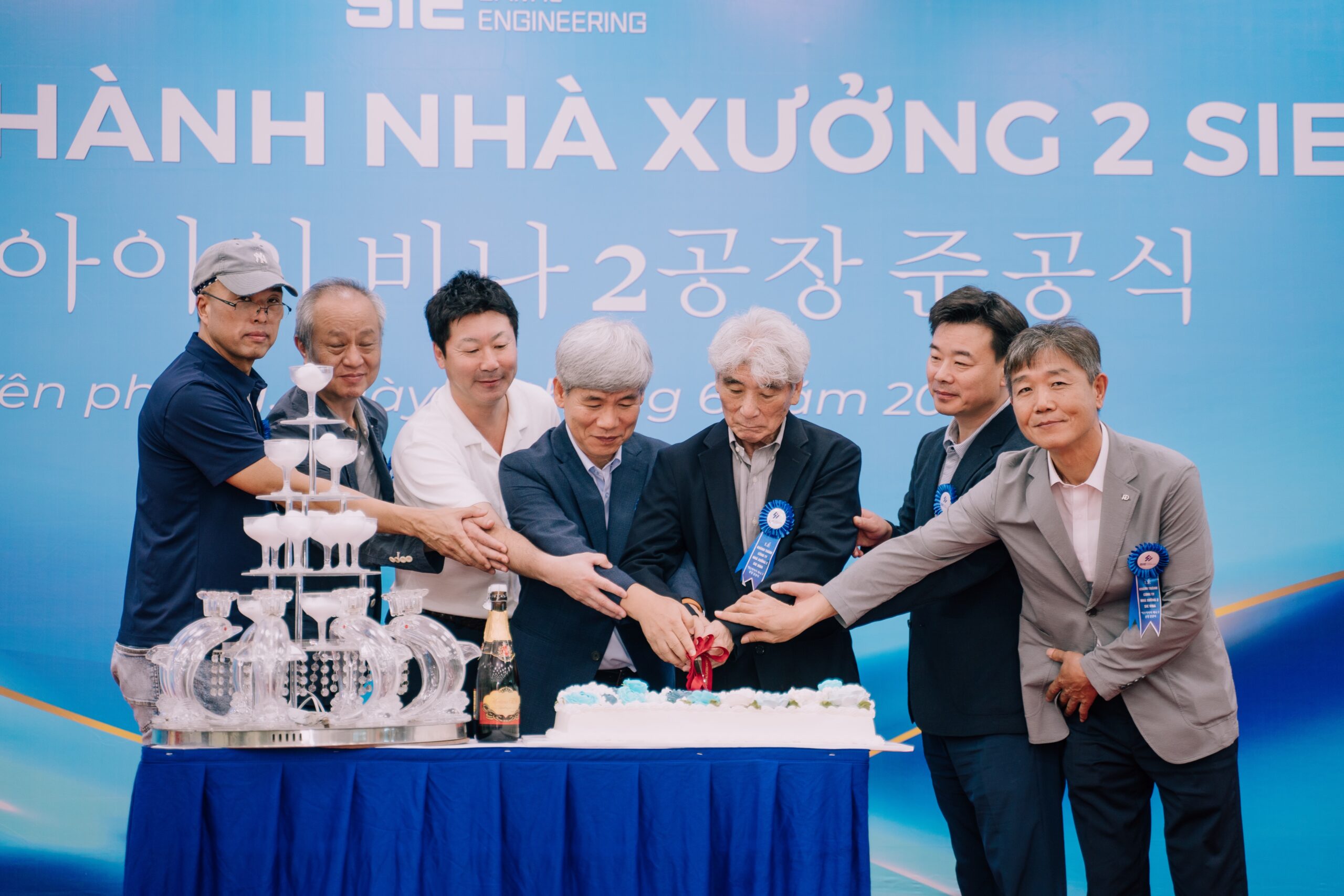 Ban lãnh đạo cùng khách mời thực hiện nghi thức khánh thành Nhà xưởng 2 – dấu mốc quan trọng trong hành trình phát triển.