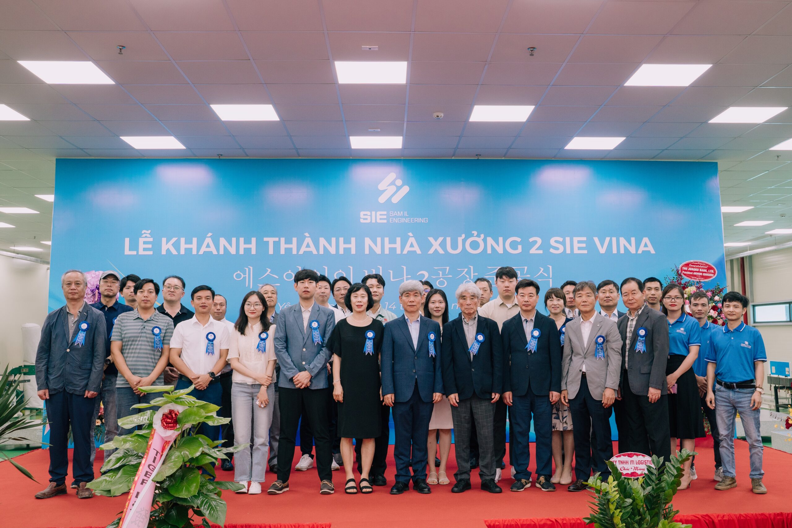 Ban lãnh đạo SIE VINA cùng các khách mời trong lễ khánh thành Nhà xưởng 2 tại KCN Yên Phong.